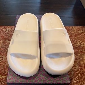 tory burch shower slide-eva  sandals in French pearl size6,    BNIB,MSRP$158